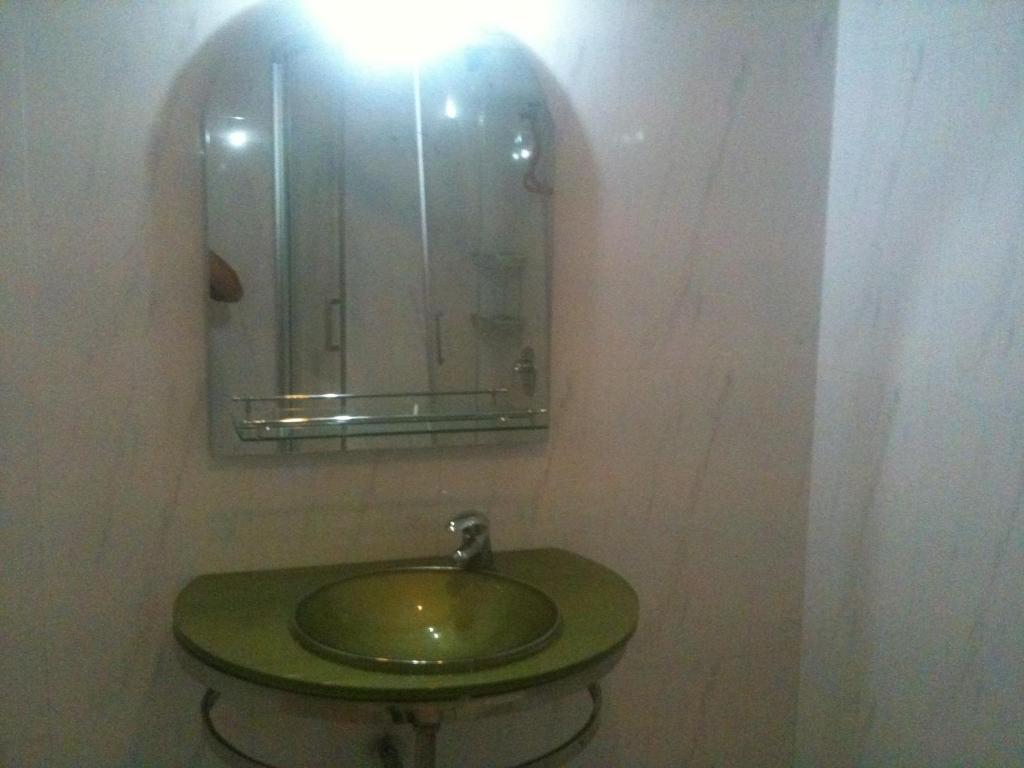 ホテルChhne Chulsa シアヌークビル 部屋 写真